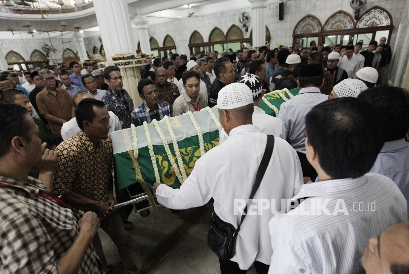Jenazah Mochamad Teddy Thohir saat hendak disholatkan di Mesjid Darussalam, Kuningan, Jakarta, Selasa (1/11). (Republika/Rakhmawaty La'lang)