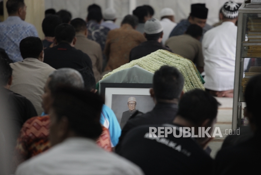 Jenazah Mochamad Teddy Thohir saat hendak disholati di Mesjid Darussalam,kuningan, Jakarta, Selasa (1/11).