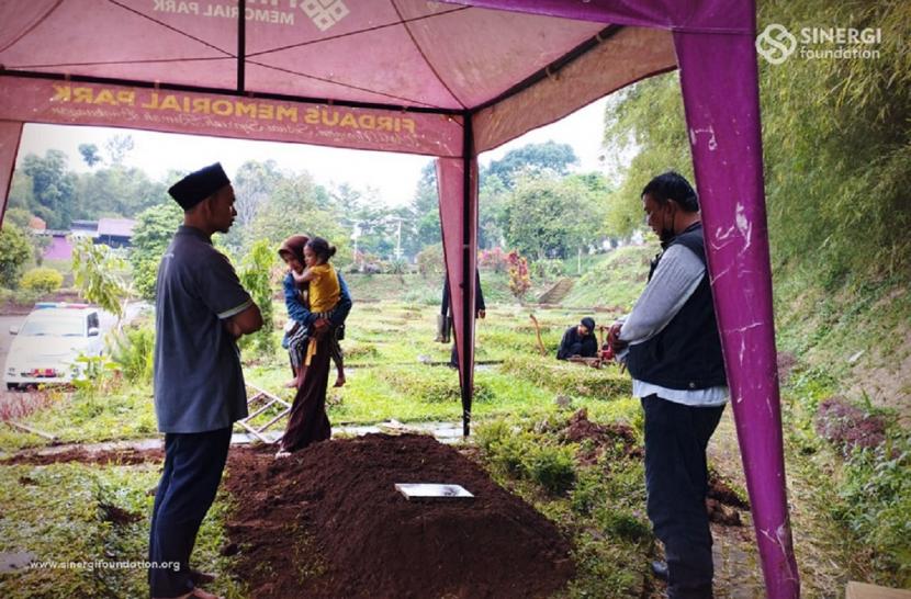 jenazah Mr X pun dimakamkan di Firdaus Memorial Park (FMP) - Sinergi Foundation yang berlokasi di Cikalong Wetan. 