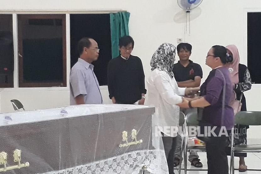 Jenazah NH Dini disemayamkan di Aula Wisma Lansia Harapan Asri, Jalan Tusam Raya II Banyumanik, Kota Semarang, Jawa Tengah, Selasa (4/12). Sastrawan ini wafat di RS St Elisabeth Semarang setelah sebelumnya mengalami musibah kecelakaan di ruas tol Tembalang.