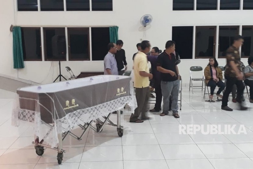 Jenazah NH Dini disemayamkan di Aula Wisma Lansia Harapan Asri, Jalan Tusam Raya II Banyumanik, Kota Semarang, Jawa Tengah, Selasa (4/12). Sastrawan ini wafat di RS St Elisabeth Semarang setelah sebelumnya mengalami musibah kecelakaan di ruas tol Tembalang.