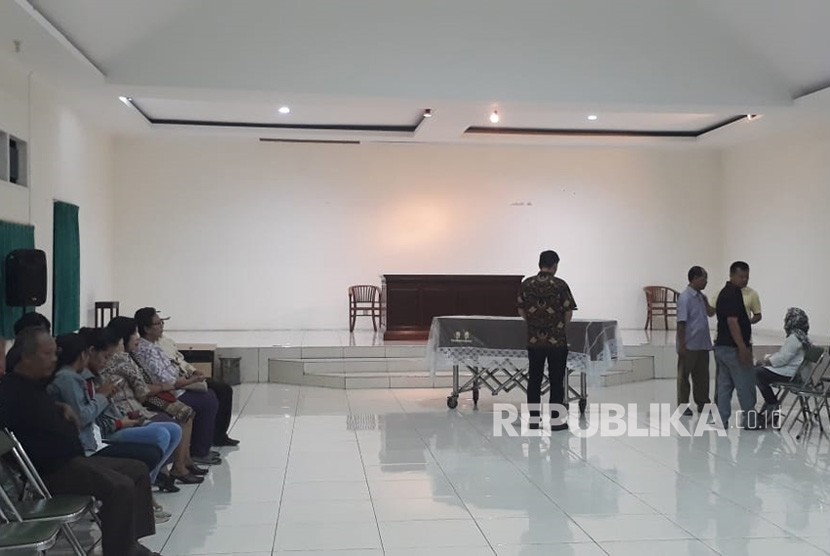 Jenazah NH Dini disemayamkan di Aula Wisma Lansia Harapan Asri, Jalan Tusam Raya II Banyumanik, Kota Semarang, Jawa Tengah, Selasa (4/12). Sastrawan ini wafat di RS St Elisabeth Semarang setelah sebelumnya mengalami musibah kecelakaan di ruas tol Tembalang.