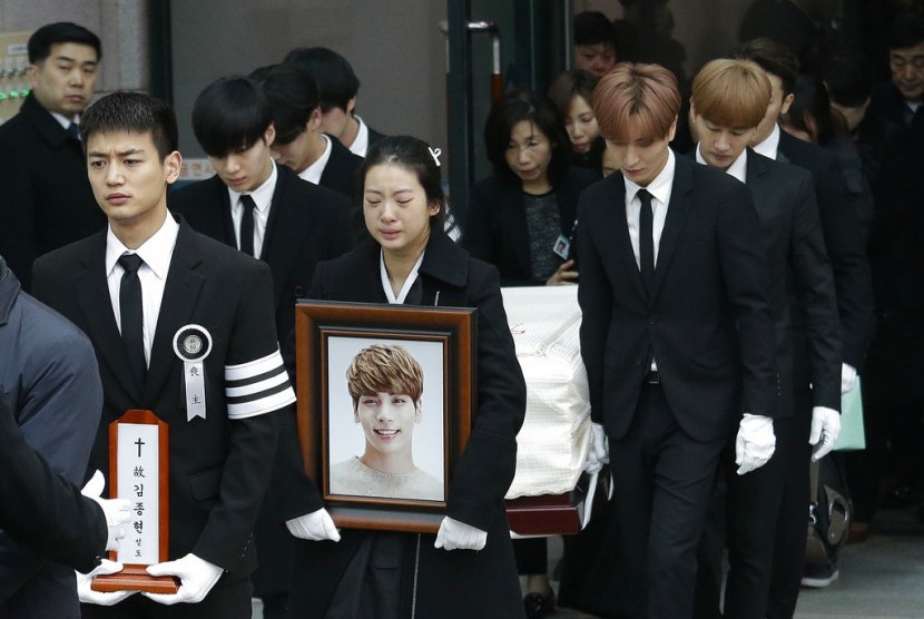 Jenazah penyanyi Korea Jonghyun dibawa anggota keluarga di Seoul, Kamis (21/12). Jonghyun meninggal akibat bunuh diri. 