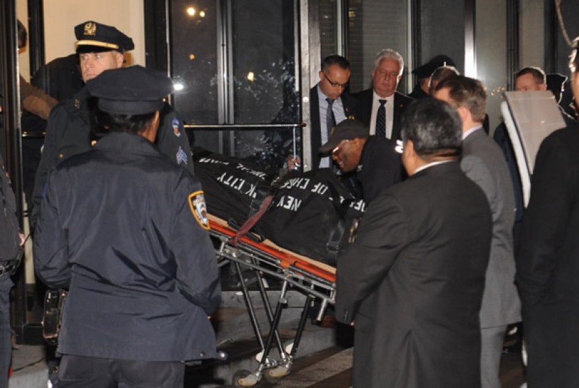 Jenazah Philip Seymour Hoffman saat dievakuasi dari apartemenya di New York, (2/2) waktu setempat. 