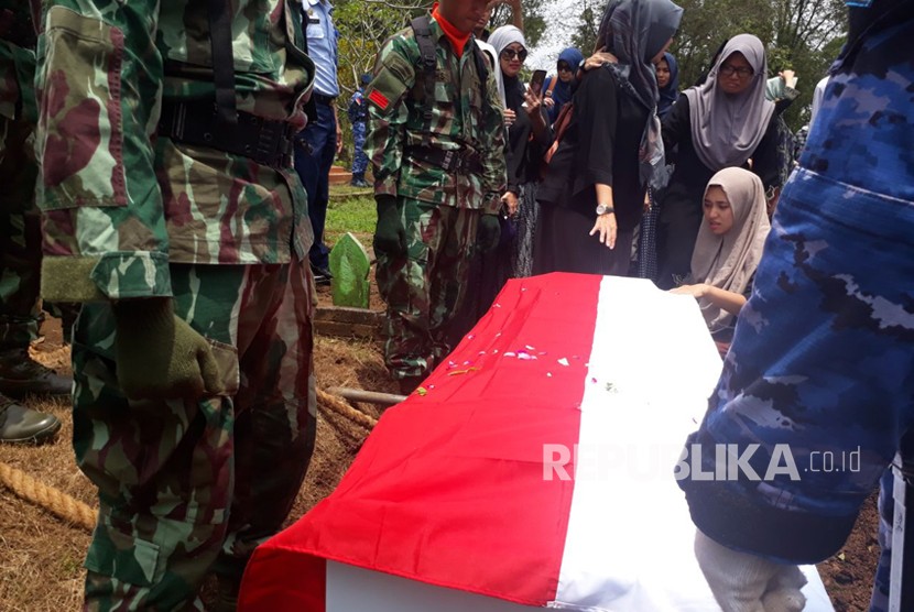 Jenazah pilot Kolonel PNB MJ Hanafie dimakamkan di Margabaka Lanud Abdulrachman Saleh, Malang, Rabu (20/3).