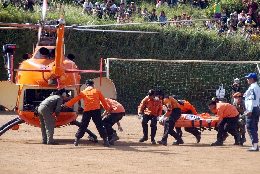 JENAZAH PILOT. Tim penyelamat mengangkat jenazah pilot pesawat Sukhoi Super Jet 100, Aleksandr Yablontsev guna diangkut dengan heli Basarnas di Cijeruk, Bogor, Jabar, Sabtu (12/5). Jenazah yang ditemukan oleh tim Kopassus tersebut diangkut melalui jalur Su