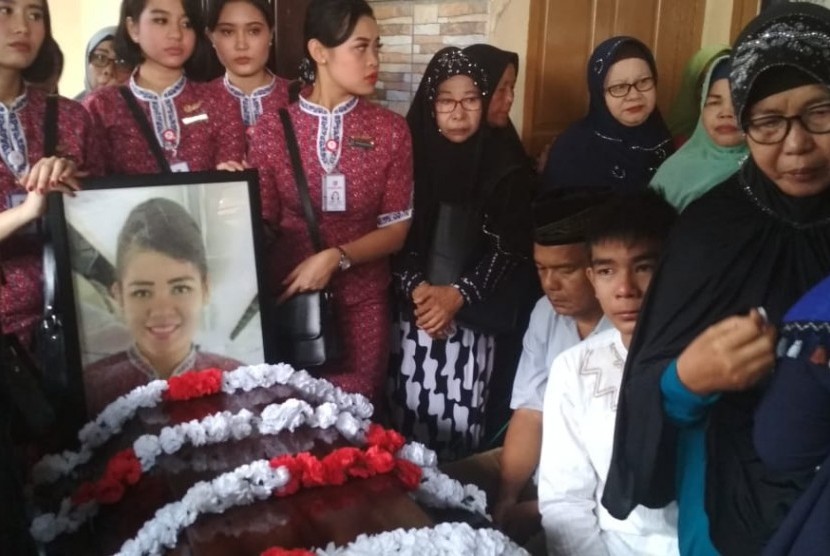  The body of the Lion Air JT610 flight attendant, Shintia Melina, buried in the city of Padang, West Sumatra, Friday (Nov 9).