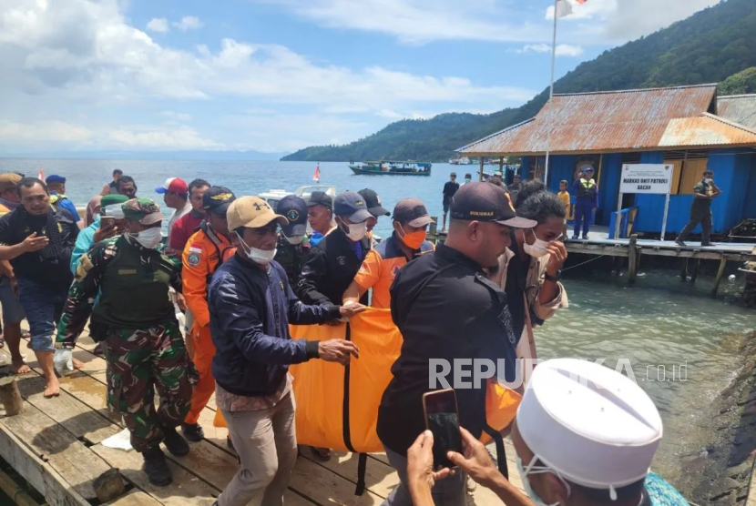 Jenazah Sahril Helmi, korban terakhir ledakan Rigid Inflatable Boat (RIB) 04 Ternate di bawa ke kampung halamannya di Desa Bisui, Halmahera Selatan, Sabtu (8/2/2025).