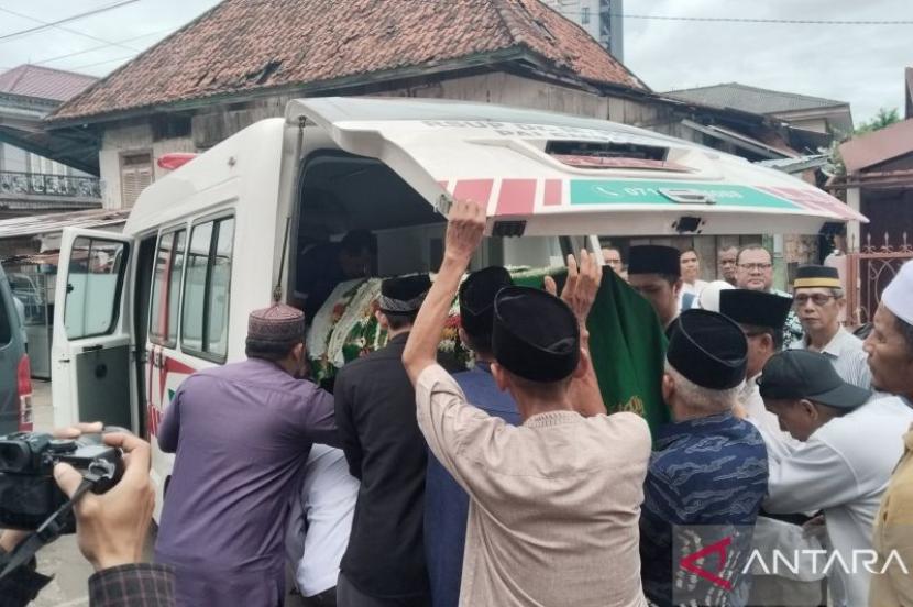 Jenazah Supriyatini Binti Ranudikromo ibunda Menteri Dalam Negeri Tito Karnavian dimakamkan di Tempat Pemakaman Umum (TPU) Kebun Bunga, Kota Palembang, Sumatera Selatan, Ahad (26/5/2024), sekitar pukul 13.10 WIB.