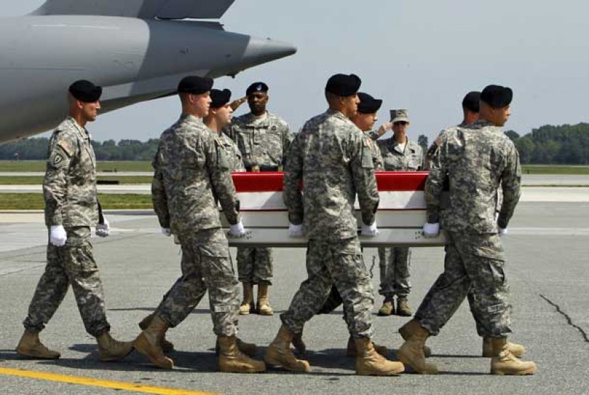  Jenazah tentara AS yang tewas di Afghanistan tiba di Pangkalan Udara Dover, Amerika Serikat, Rabu (22/8).