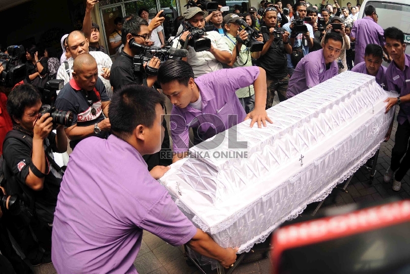 Jenazah terpidana mati asal Brasil, Rodrigo Gularte tiba di rumah duka RS St. Carolus, Jakarta Pusat, Rabu (29/4). (Republika/Agung Supriyanto )