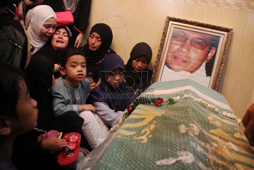 Jenazah Ustaz Jefry Al Buchori ketika di semayamkan di rumah duka Perum Bukit Mas, Rempoa, Bintaro, Tangerang Selatan, Jumat (26/4).   (Republika/Yasin Habibi)