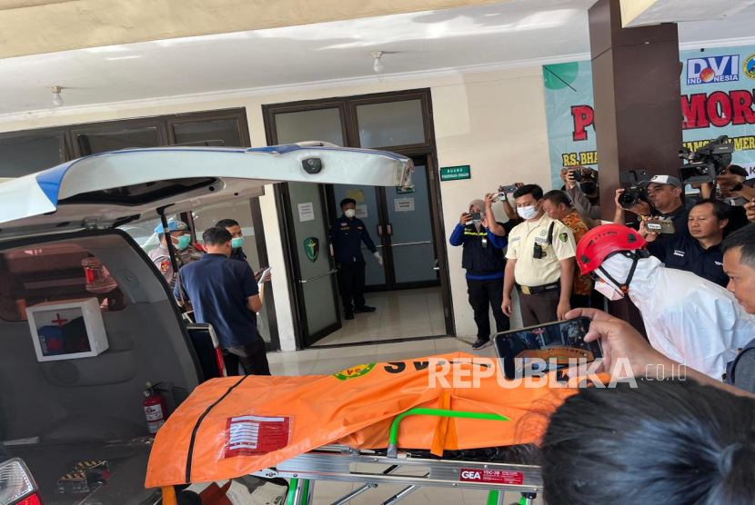 Jenazah yang dievakuasi ke RS Bhayangkara Polda Jatim. 