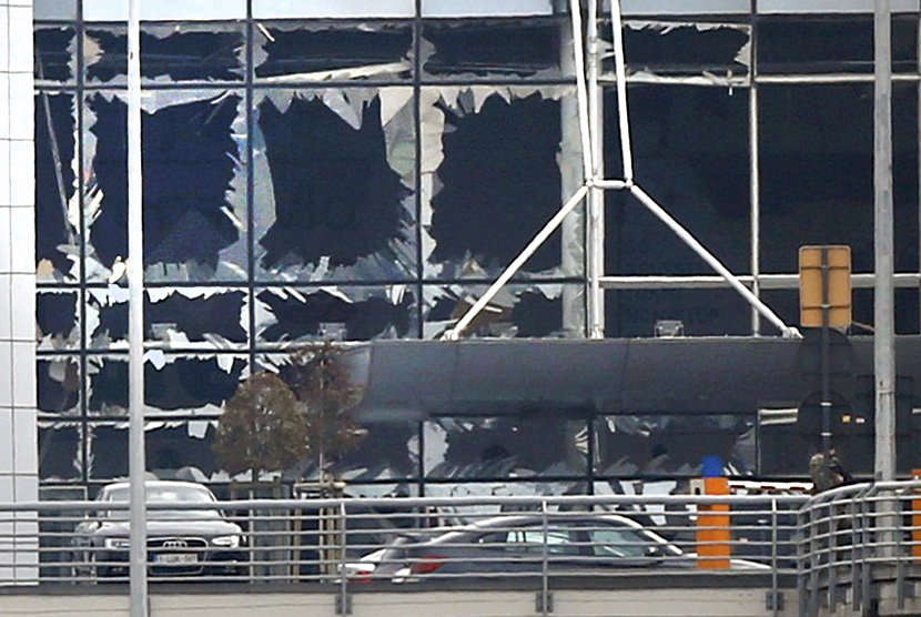  Jendela-jendela di bandara Zaventem, Brussels, Belgia pecah akibat sebuah ledakan yang terjadi pada Selasa (22/3).