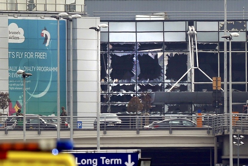 Jendela-jendela di bandara Zaventem, Brussels, Belgia pecah akibat sebuah ledakan yang terjadi pada Selasa (22/3). 