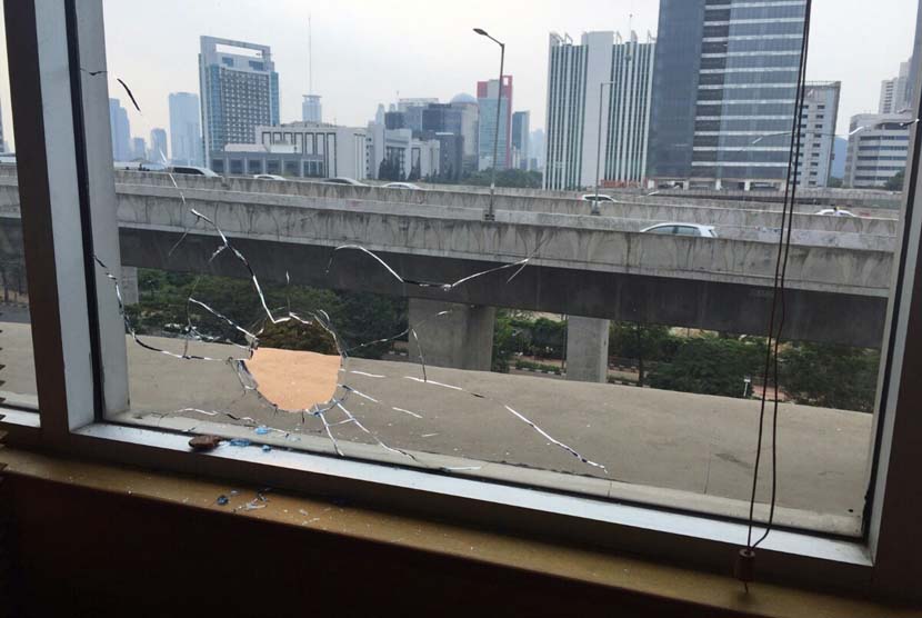 Jendela kaca bolong akibat tembakan yang menyasar Kantor Kementerian Energi Sumber Daya Mineral (ESDM) di Jalan Rasuna Sahid, Jakarta Selatan, Kamis (10/9).