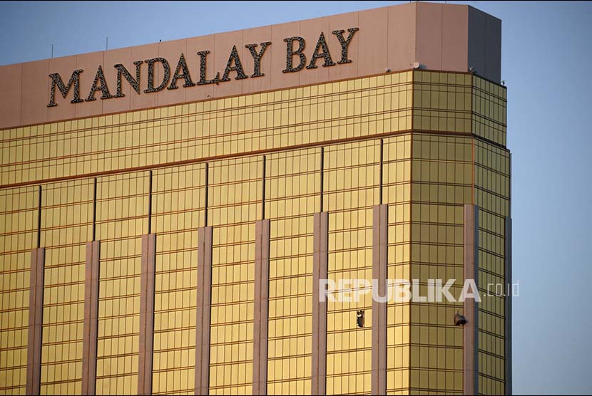 Jendela kamar Hotel Mandala Bay hotel yang pecah diduga tempat pelaku penembakan melakukan aksinya, Senin (2/10).