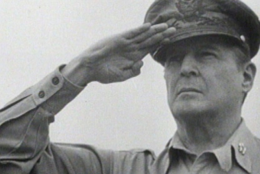  Jenderal Douglas MacArthur.memimpin pasukan Angkatan Darat Amerika Serikat (AS) dalam upaya merebut Kepulauan Filipina dari Jepang pada 9 Januari 1945.