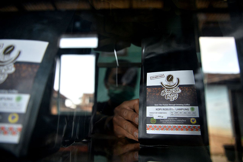 Jenderal Kopi, salah satu produk kopi robusta dari Pekon Gunung Terang, Air Hitam, Lampung Barat, Lampung, Sabtu (3/8). 