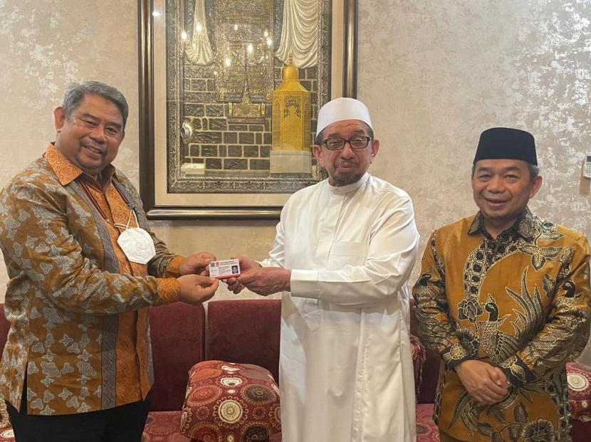 Jenderal Purnawiran TNI AL Darajat Hidayat bergabung ke Partai Keadilan Sejahtera (PKS).