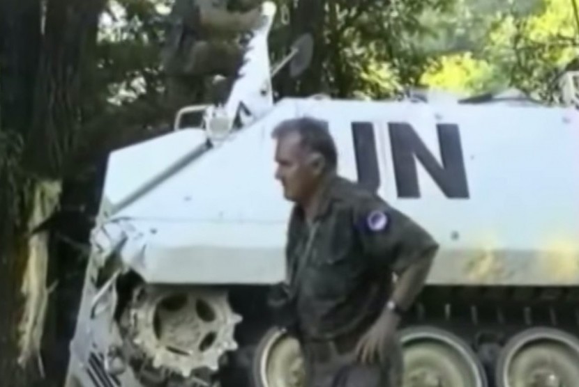  Jenderal Ratko Mladic dekat kendaraan PBB yang ditinggalkan di luar Srebrenica pada 11 Juli 1995.