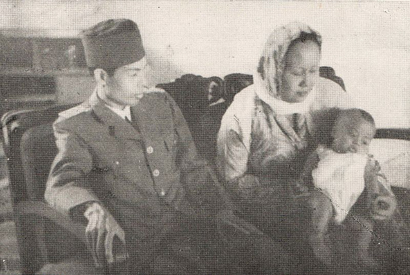 Jenderal Soedirman dan isterinya Alfiah bersama anak bongsu mereka, 1949.