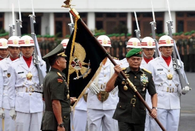 Jenderal TNI Budiman (kanan) membawa bendera panji TNI AD untuk diserahkan ke Panglima TNI Jenderal Moeldoko.