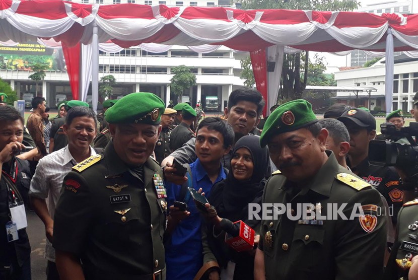 Jenderal TNI Gatot Nurmantyo menghadiri upacara serah terima jabatan di Markas Besar Angkatan Darat, Jakarta Pusat, Senin (15/1). 