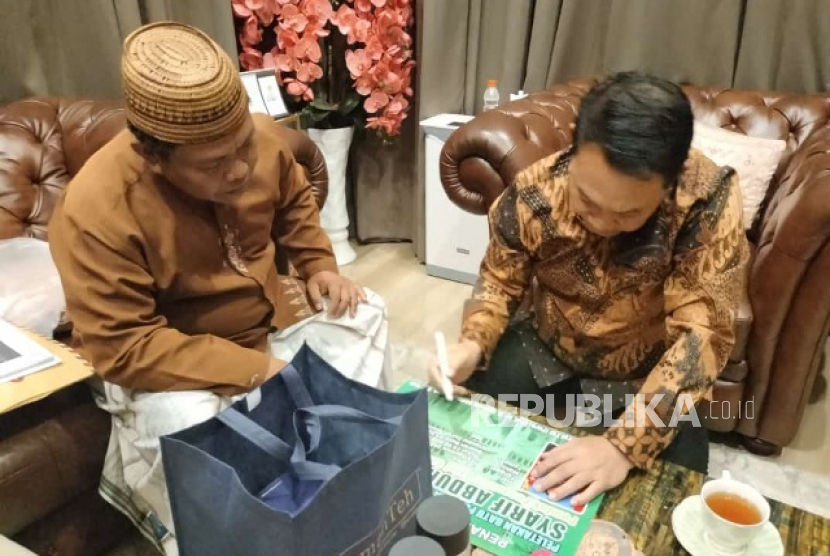 Jenderal TNI (Purn) Prof Dr Dudung Abdurachman SE MM menandatangani prasasti pembangunan Masjid Syarif Abdurachman