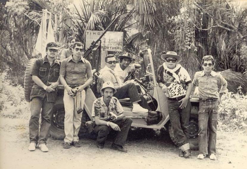 Jenderal Wismoyo Arismundar (pegang kamera), Letjen Yunus Yosfiah (jongkok), Letjen Tarub (belakang), dan Letjen Sutiyoso (kanan) saat masih perwira pertama. Para perwira pertama tersebut menyamar menjadi turis kala  digeral Operasi Flamboyan di Timor Timur yang dipimpin komandan saat itu, Dading Kalbuadi.