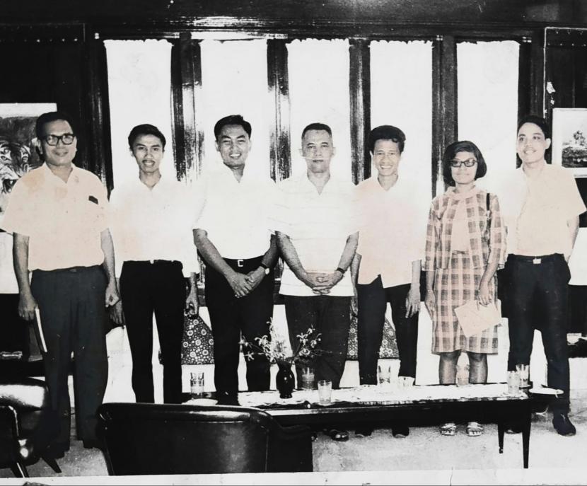 Jendral AH Nasution di tengah, di kiri Nurcholish Madjid, di kanan Ridwan Saidi, 1967