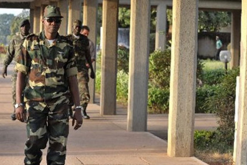 Jendral Ibrahim Camara, Komandan AU Guineau Bissau berpatroli di Bandara