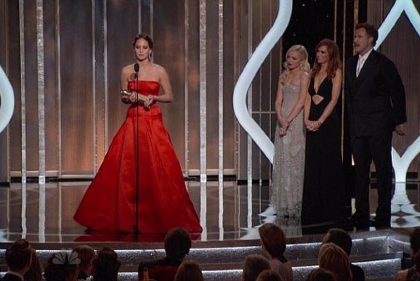 Jennifer Lawrence saat terima trofi Golden Globes