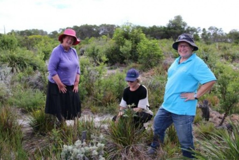 Jenny Wilson, Libby Bennett dan Lynette Jones disitus makam tanpa nama dari orang pertama di Australia yang meninggal karena penyakit Pes. 