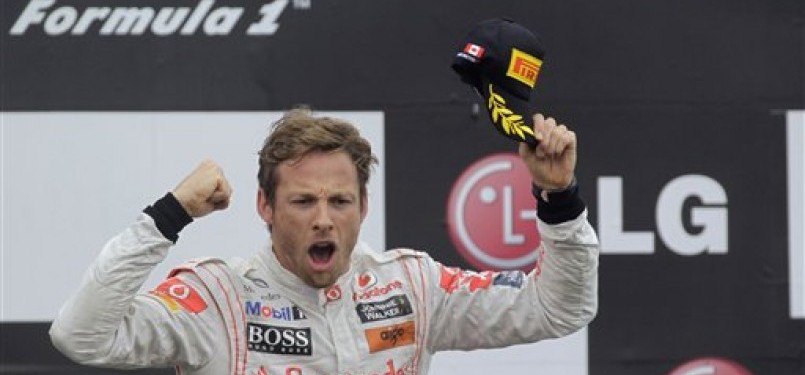 Jenson Button, pebalap McLaren Mercedes, tampak sangat emosional di podium usai memenangkan GP Kanada.