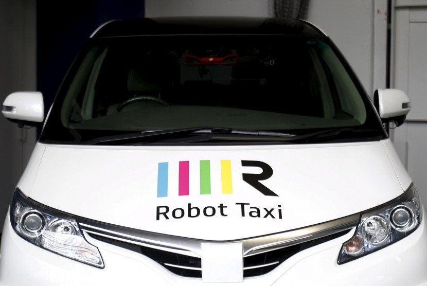 Jepang akan uji coba robot taksi pada 2016.