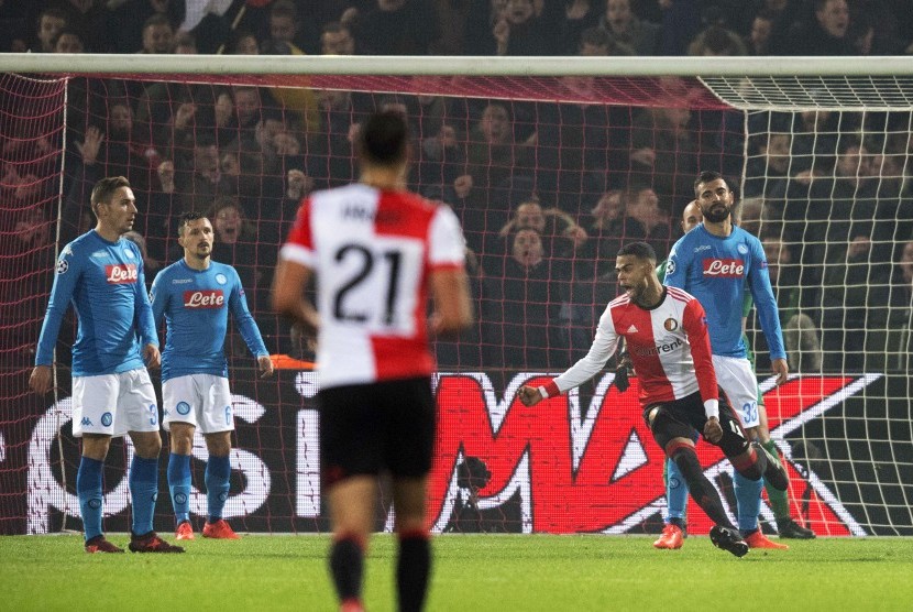 Jeremiah St. Juste (kedua dari kanan) merayakan gol yang memastikan kemenangan Feyenoord 2-1 atas Napoli pada Grup F Liga Champions UEFA di De Kuip, Rotterdam, Belanda, Kamis (7/12) dini hari WIB. 