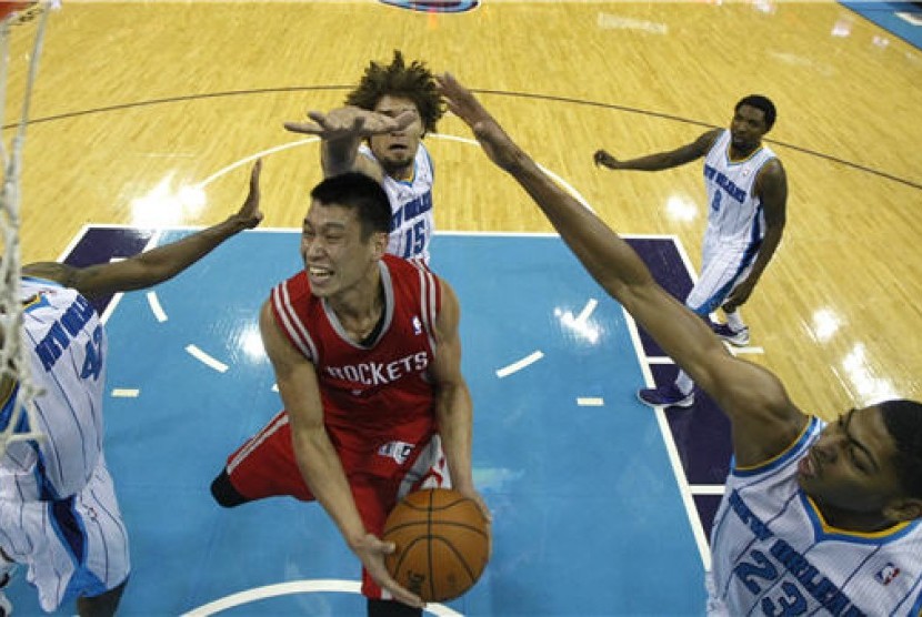 Jeremy Lin (tengah)