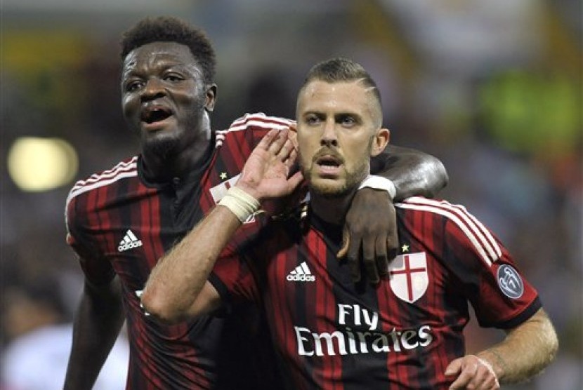 Jeremy Menez (kanan( merayakan golnya ke gawang Parma bersama Sulley Muntari.