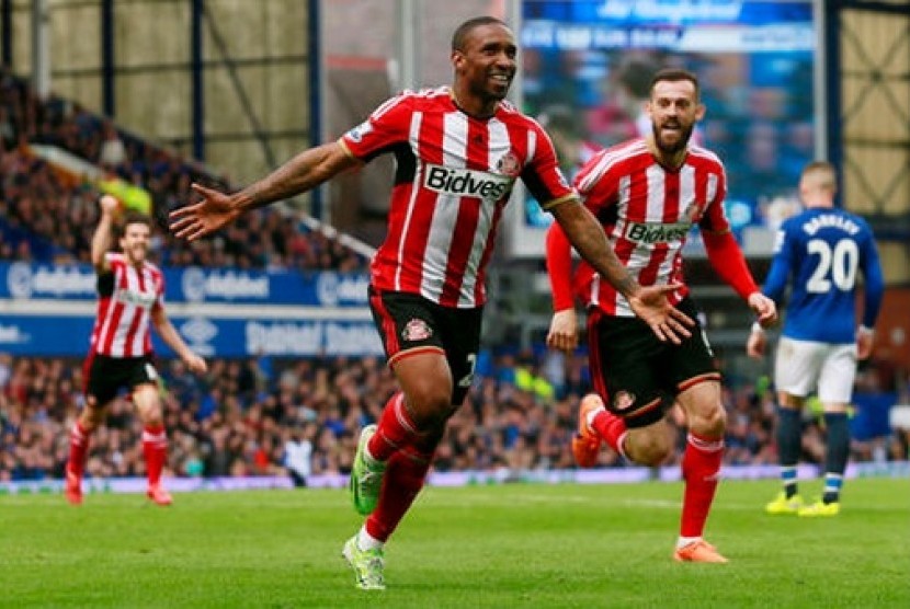 Jermain Defoe (tengah) merayakan golnya.