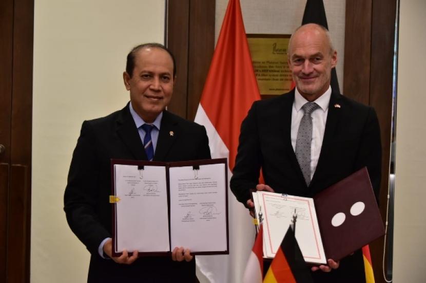 Penandatangan kerja sama antara BNPT dengan Kepolisian Federal Jerman di Jakarta, Senin (5/9/2022). Tampak Kepala BNPT Komjen Pol Dr Boy Rafli Amar, MH dan Vice President Kepolisian Federal Jerman,  Michael Kretschmer. 