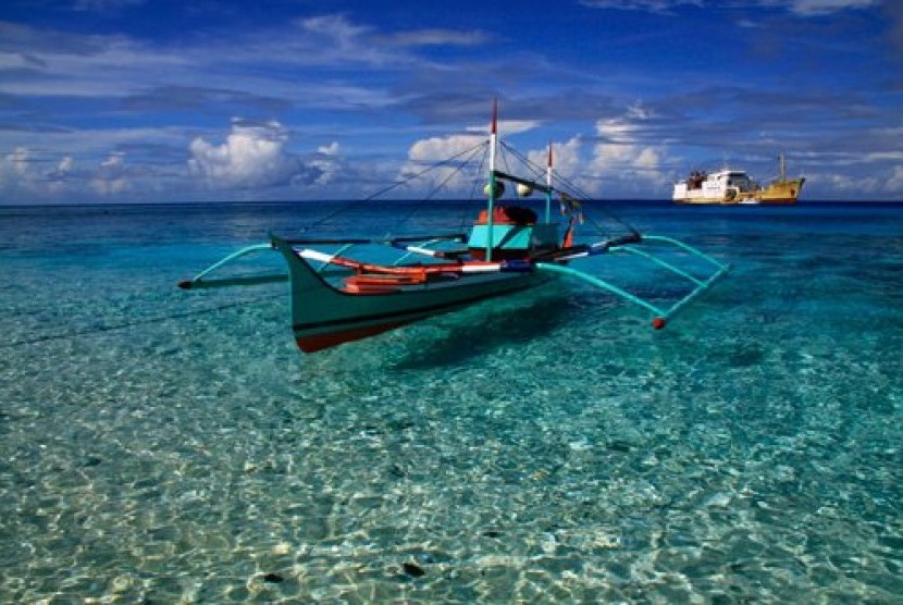 Warga beraktivitas di pantai Kepulauan Sangihe 