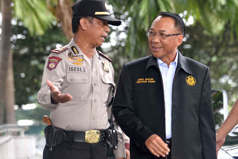  Jero Wacik memenuhi panggilan Komisi Pemberantasan Korupsi (KPK) saat tiba di Gedung KPK, Jakarta, Senin (9/6).