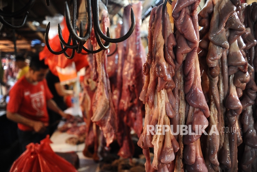 Jeroan sapi diawarkan disalah satu pasar tradisional, Jakarta, Ahad (17/7). (Republika/Tahta Aidilla)