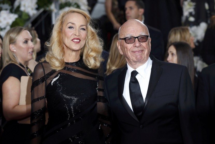 Jerry Hall dan Rupert Murdoch saat tampil di acara Golden Globe Awards.