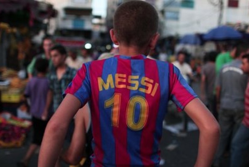 Jersey Lionel Messi bernomor punggung 10 menjadi favorit di kalangan anak-anak Palestina. 