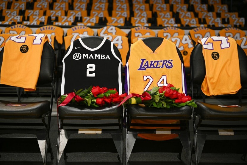 Jersey mendiang pemain LA Lakers, Kobe Bryant (kanan), disandingkan dengan jersey putrinya Gianna, di bangku Staples Center. Kobe dan putrinya sudah dimakamkan secara tertutup pada 7 Februari 2020.