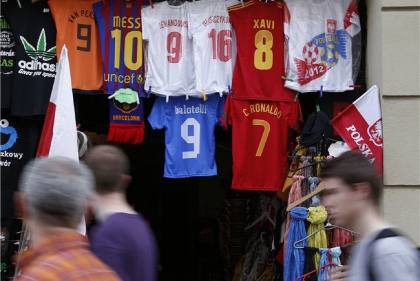 Jersey pemain Piala Eropa 2012 dijajakan di sebuah toko di Krakow, Polandia, Kamis (7/6).