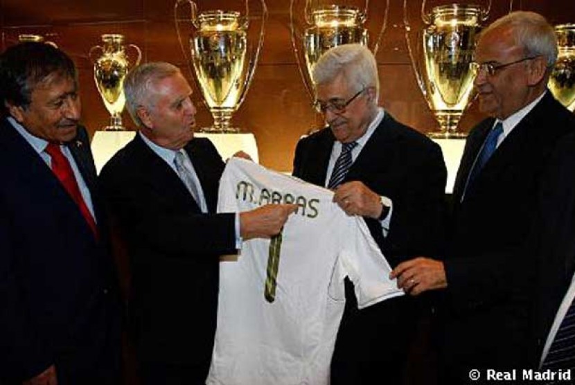 Jersey Real Madrid untuk Presiden Palestina Mahmoud Abbas