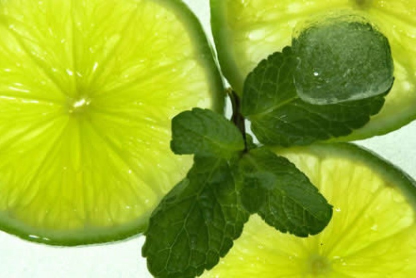 Jeruk nipis merupakan salah satu bahan alami yang dapat menyegarkan mulut.